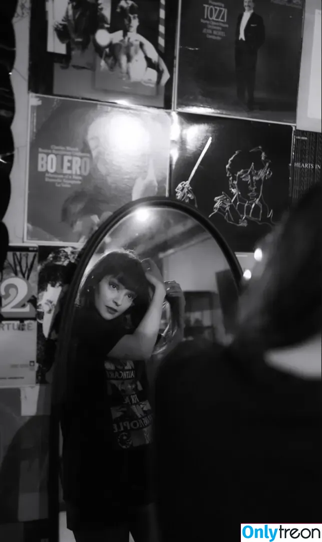 Lauren Mayberry nude photo #1233 (laurenevemayberry)