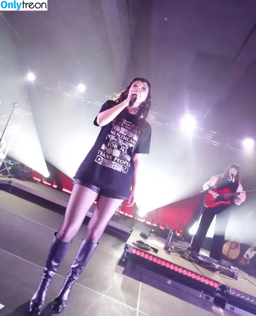 Lauren Mayberry nude photo #1240 (laurenevemayberry)
