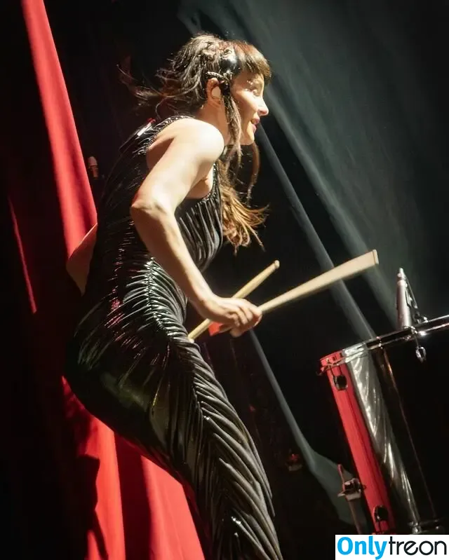 Lauren Mayberry голая photo #1250 (laurenevemayberry)