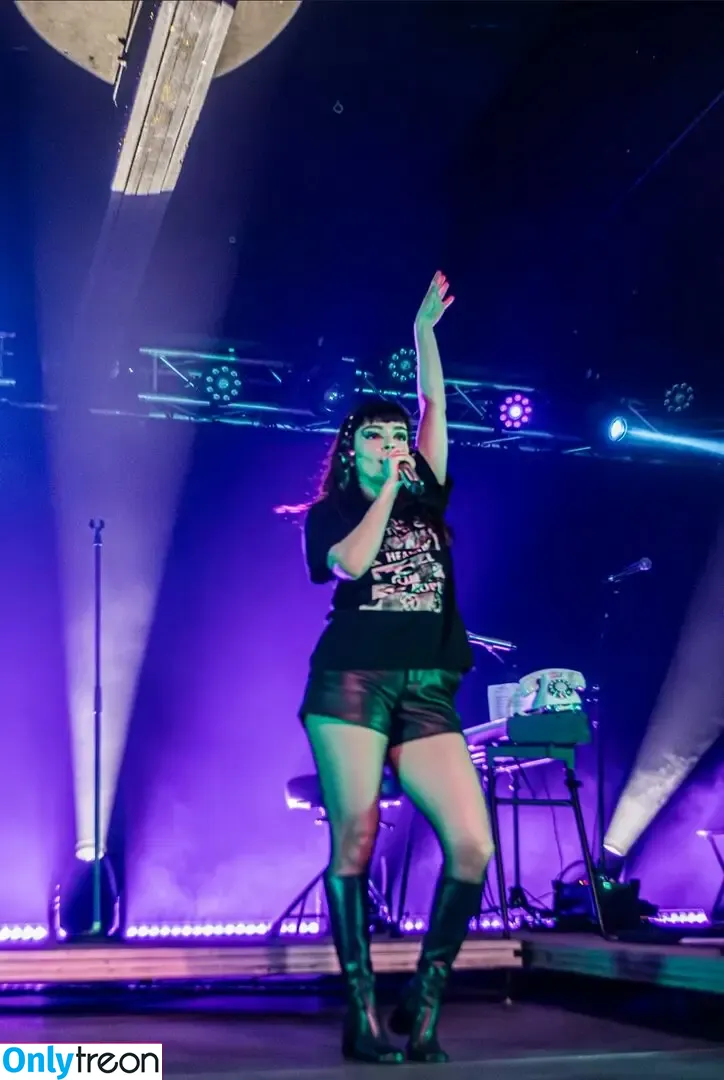 Lauren Mayberry голая photo #1251 (laurenevemayberry)