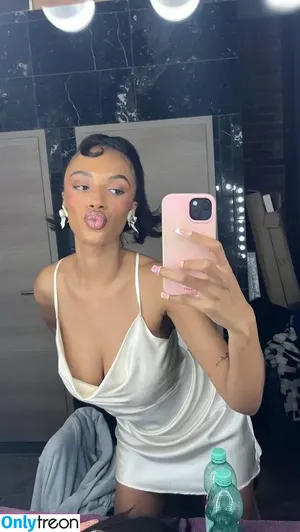 Layla (Laila Darboe) / laylaboe nude photo #0047