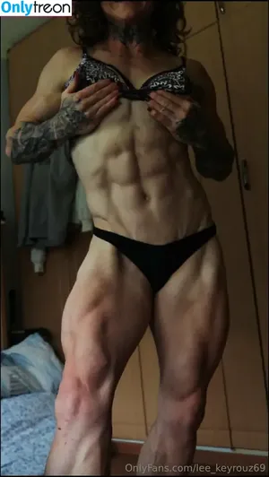 lee_keyrouz69 / itsloraleerose фото голая #0221
