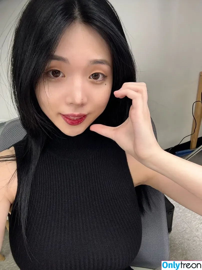 Lee Yeonwoo nude photo #0303 (yeonwooahh / 이연우)
