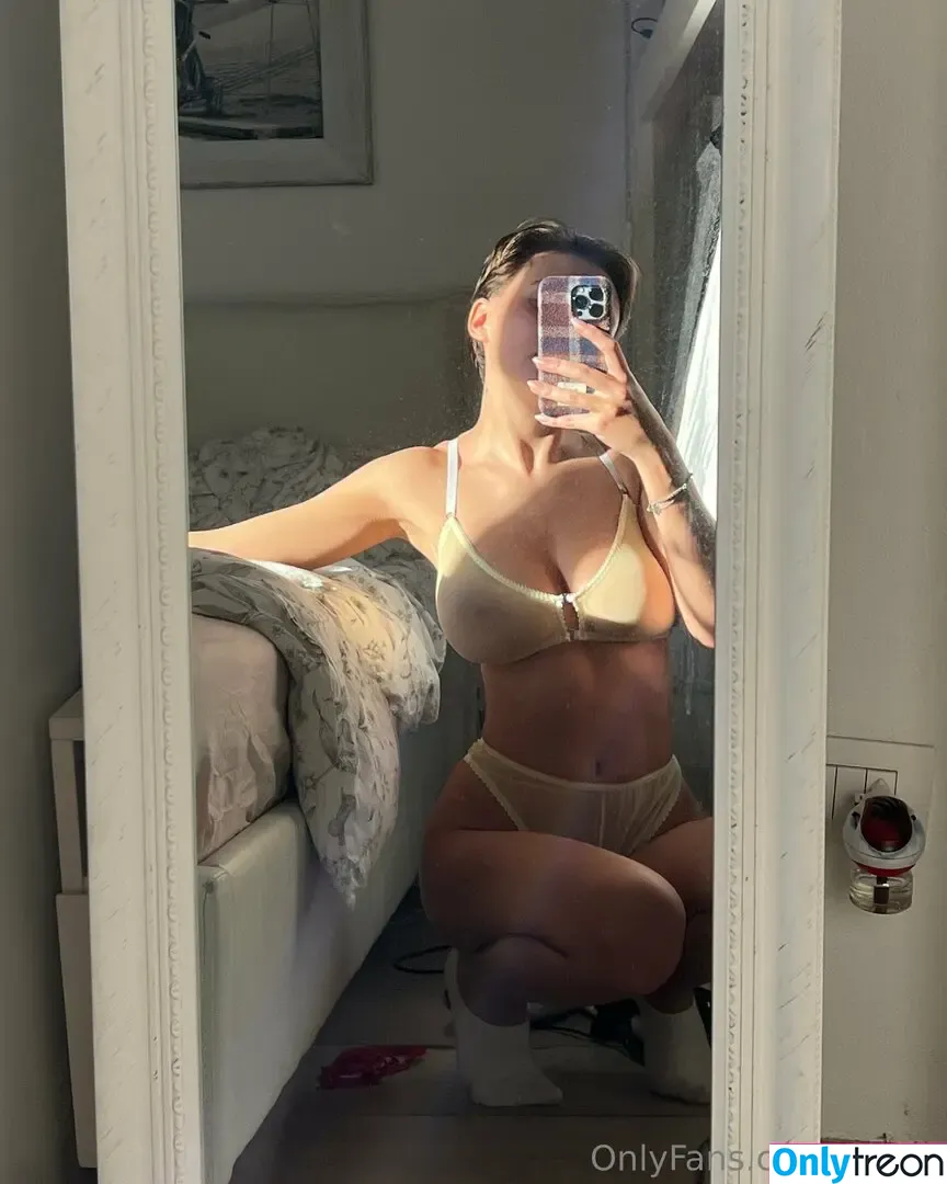 leliloo nude photo #0812 (lelilou.official)