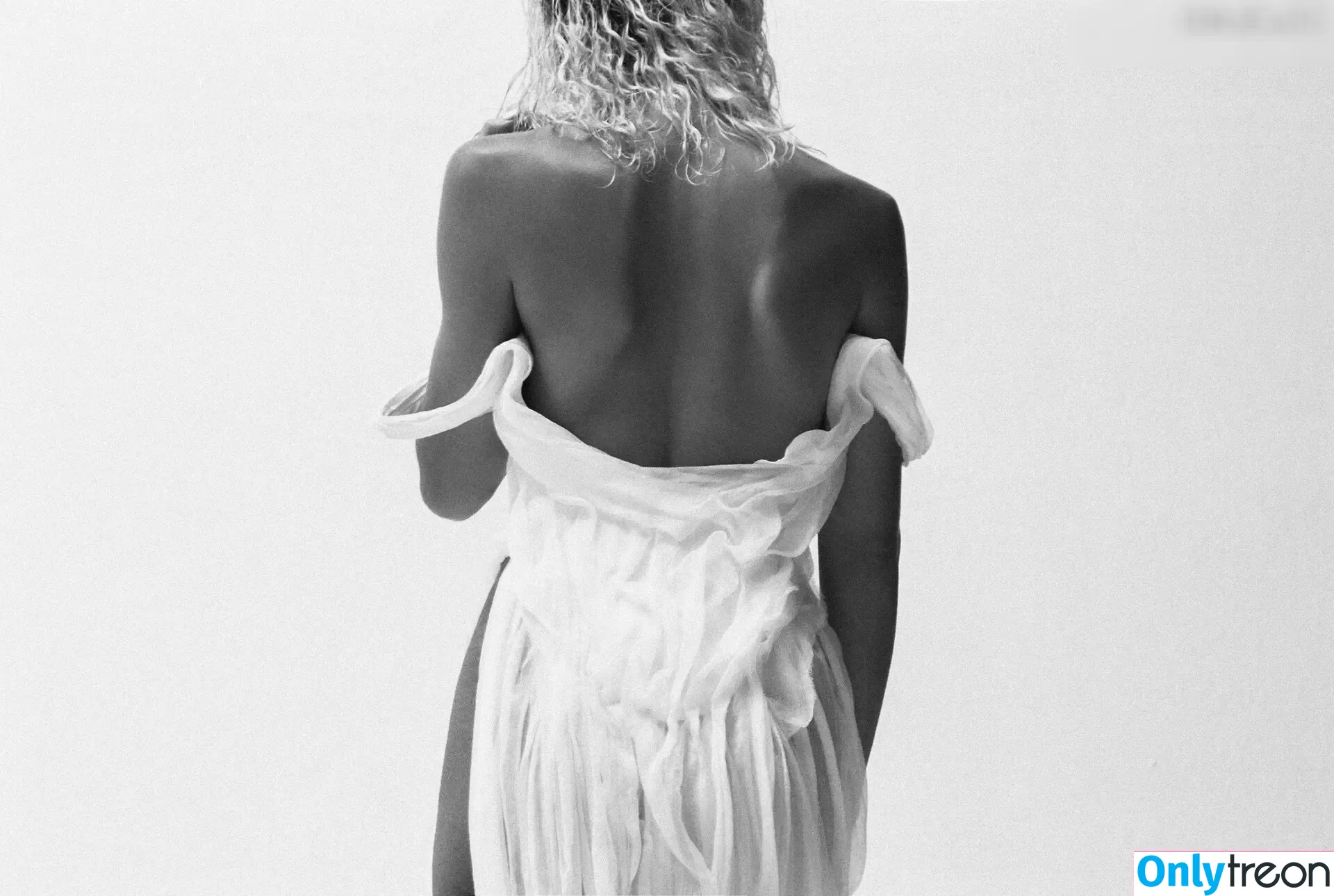 Lena Gercke nude photo #1392 (lenagercke)