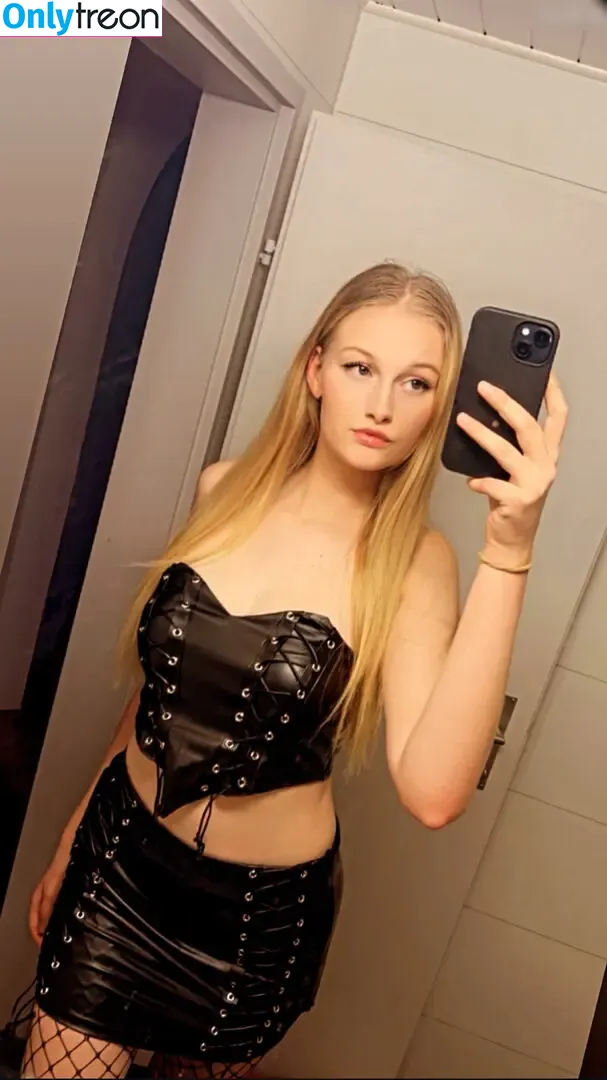 Leonie.m nude photo #0002 (Leonie.m)