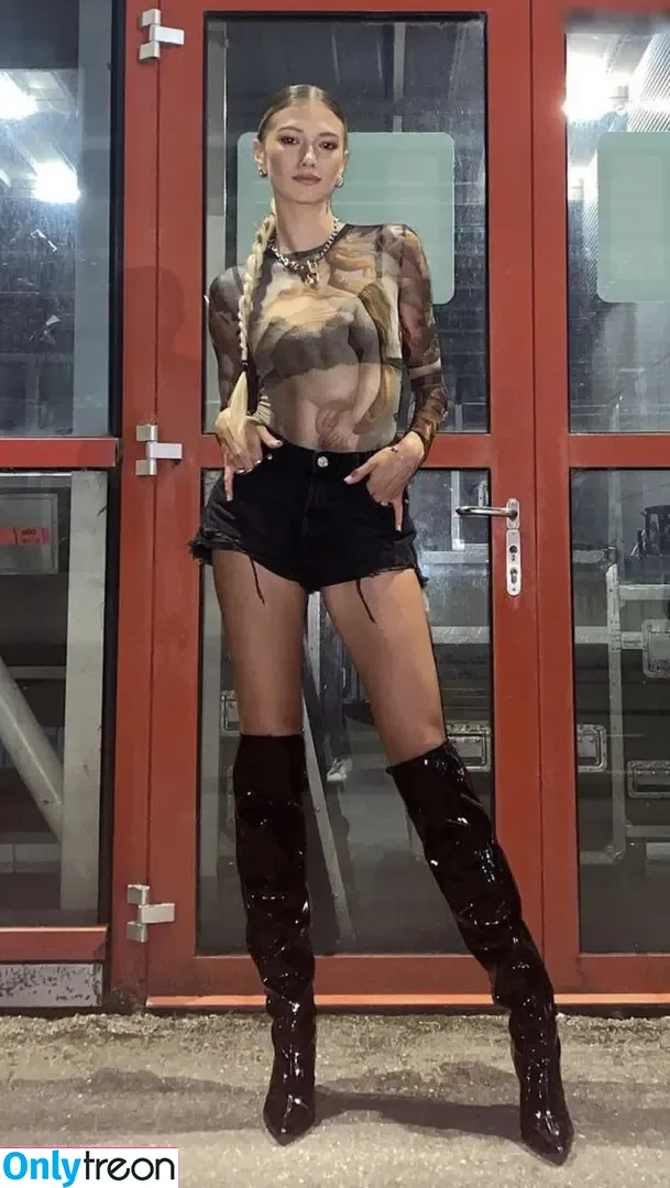 Leony Burger nude photo #0004 (Leony.music)