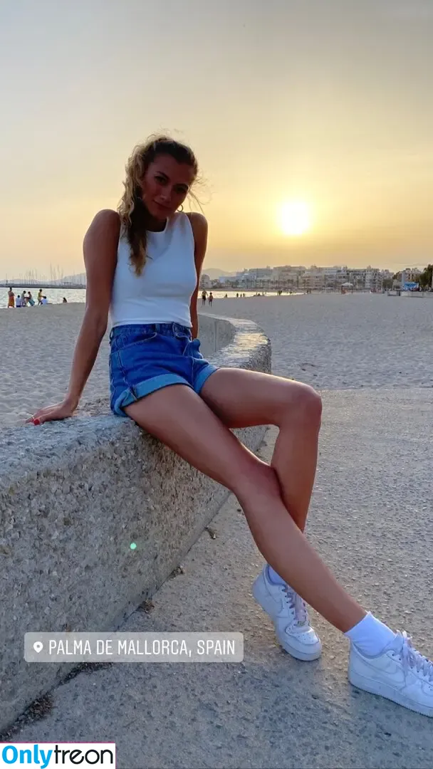 Leony Burger nude photo #0006 (Leony.music)