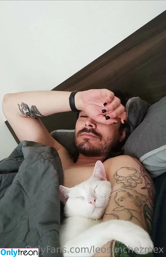 leosanchezmex голая photo #0003 (leosanchezmx_)