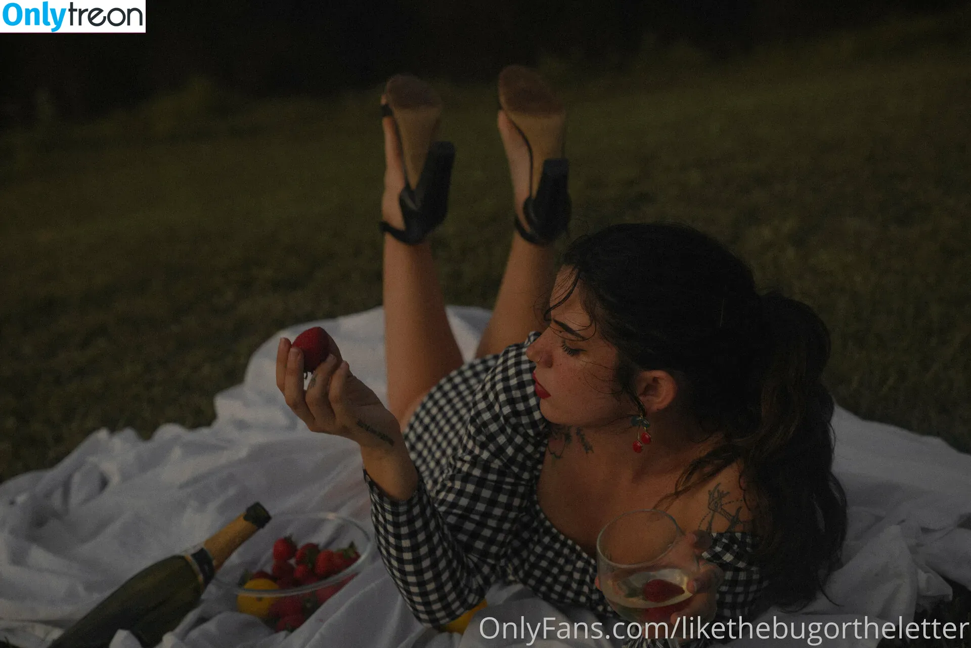 likethebugortheletter nude photo #0057 (likethebugortheletter)