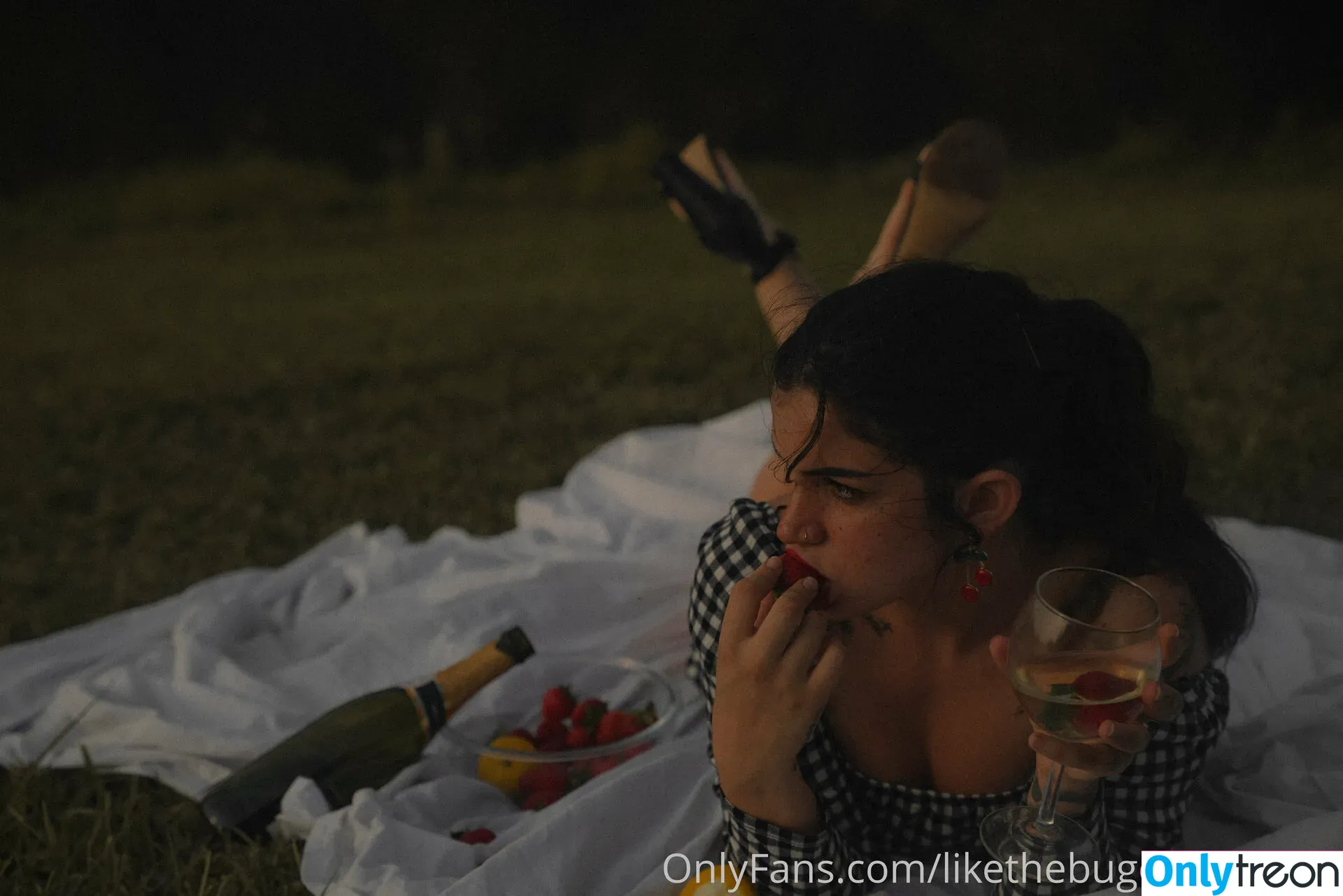 likethebugortheletter nude photo #0059 (likethebugortheletter)