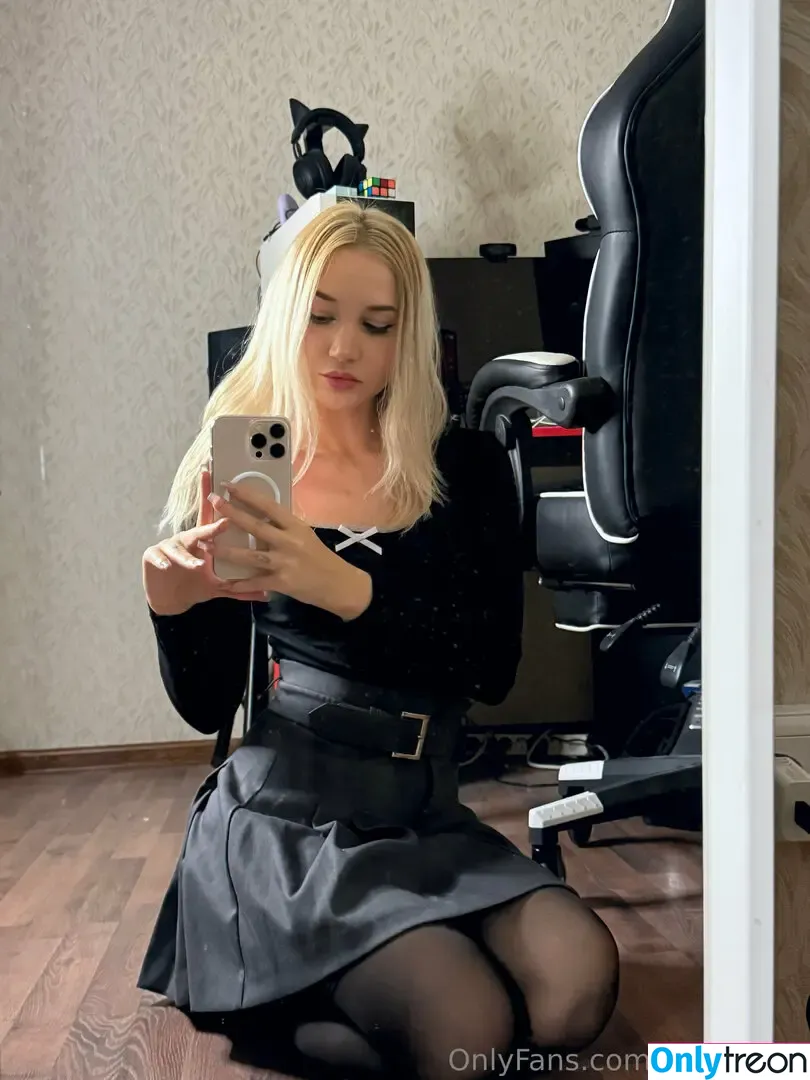 lil_lunabell nude photo #0001 (lill.unabelle)