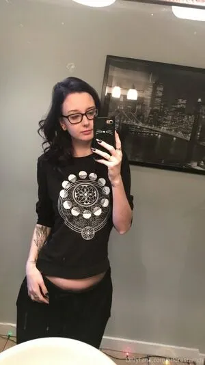 lilforestwitch / bitchxcrft / itslyranova nude photo #0049