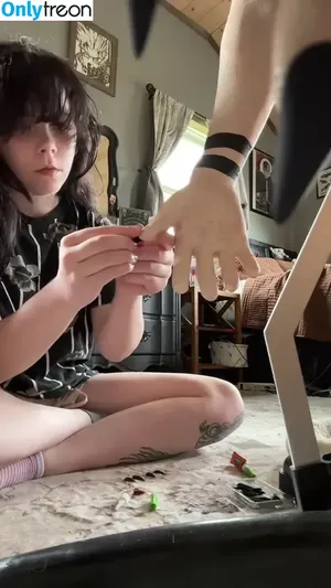 Liljellyshark nude photo #0001