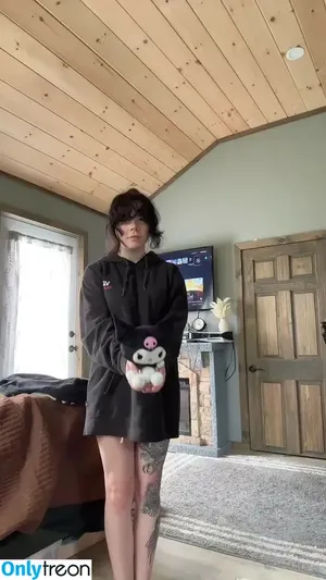 Liljellyshark nude photo #0003