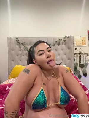 lilkymchiii / danellemfishback nude photo #0001