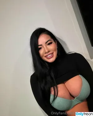 lilkymchiii / danellemfishback nude photo #0027