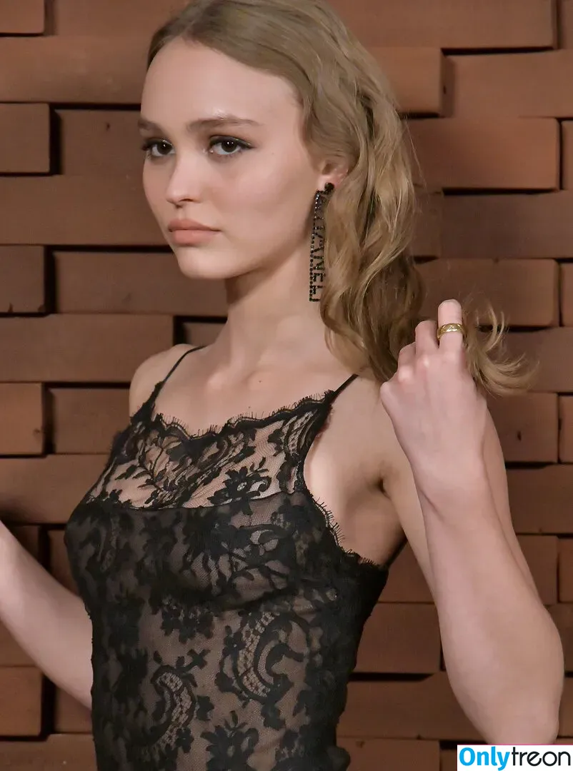 Lilly Rose Depp nude photo #0160 (lilrose_ / lilyrose_depp)