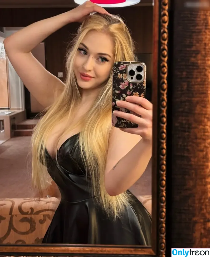 Lilly Snowwhite nude photo #0024 (lilly_snowwhite / snowwhite.lilly)