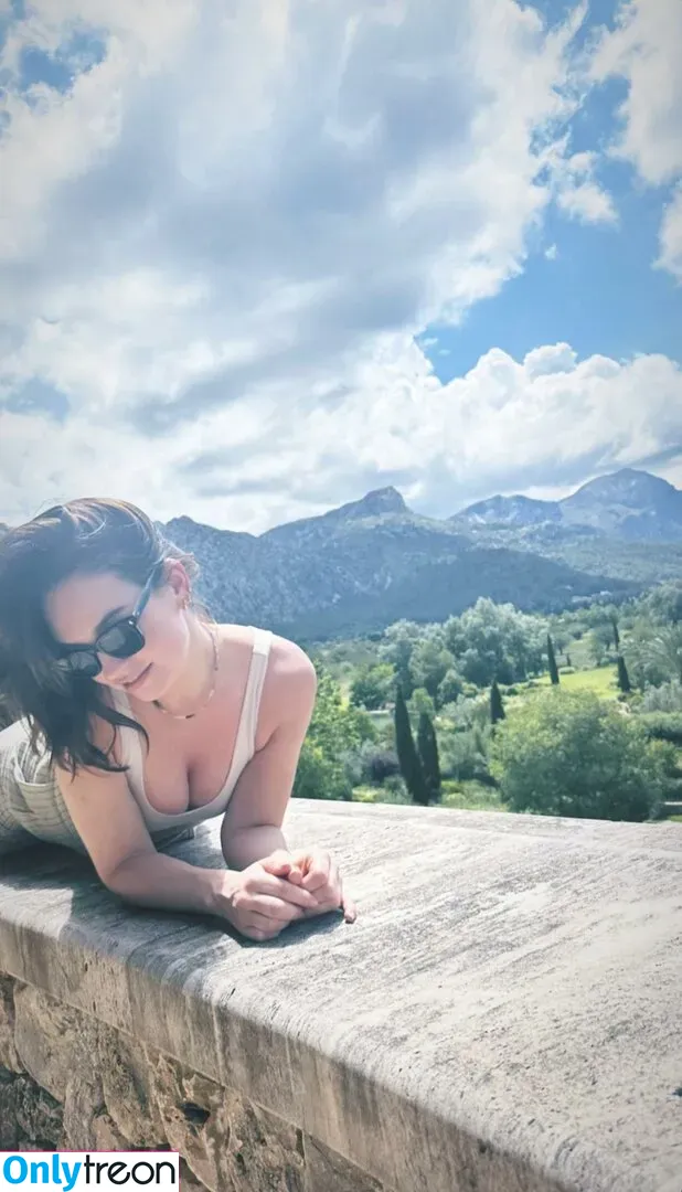 Lily James голая photo #0472 (lillyjames / lilyjamesofficial)