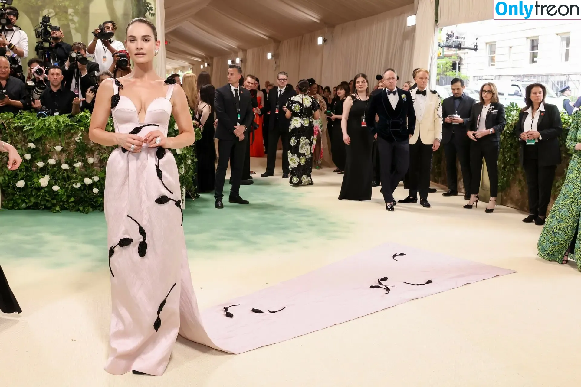 Lily James nude photo #0711 (lillyjames / lilyjamesofficial)