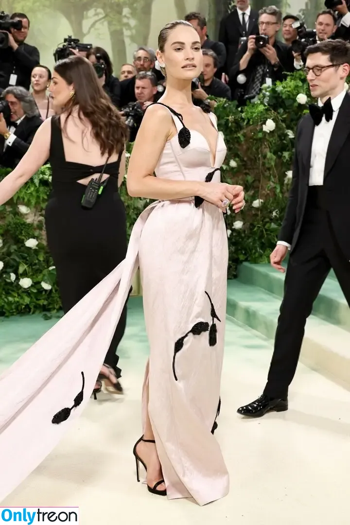 Lily James голая photo #0715 (lillyjames / lilyjamesofficial)