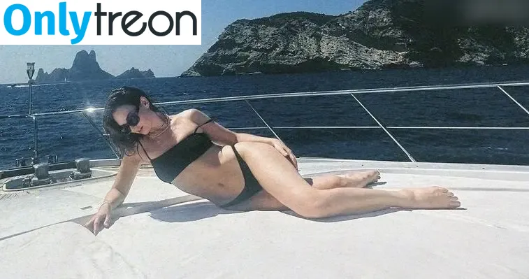 Lily James nude photo #0856 (lillyjames / lilyjamesofficial)