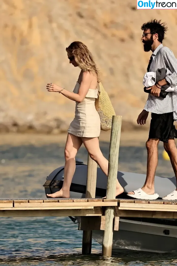 Lily James nude photo #0974 (lillyjames / lilyjamesofficial)