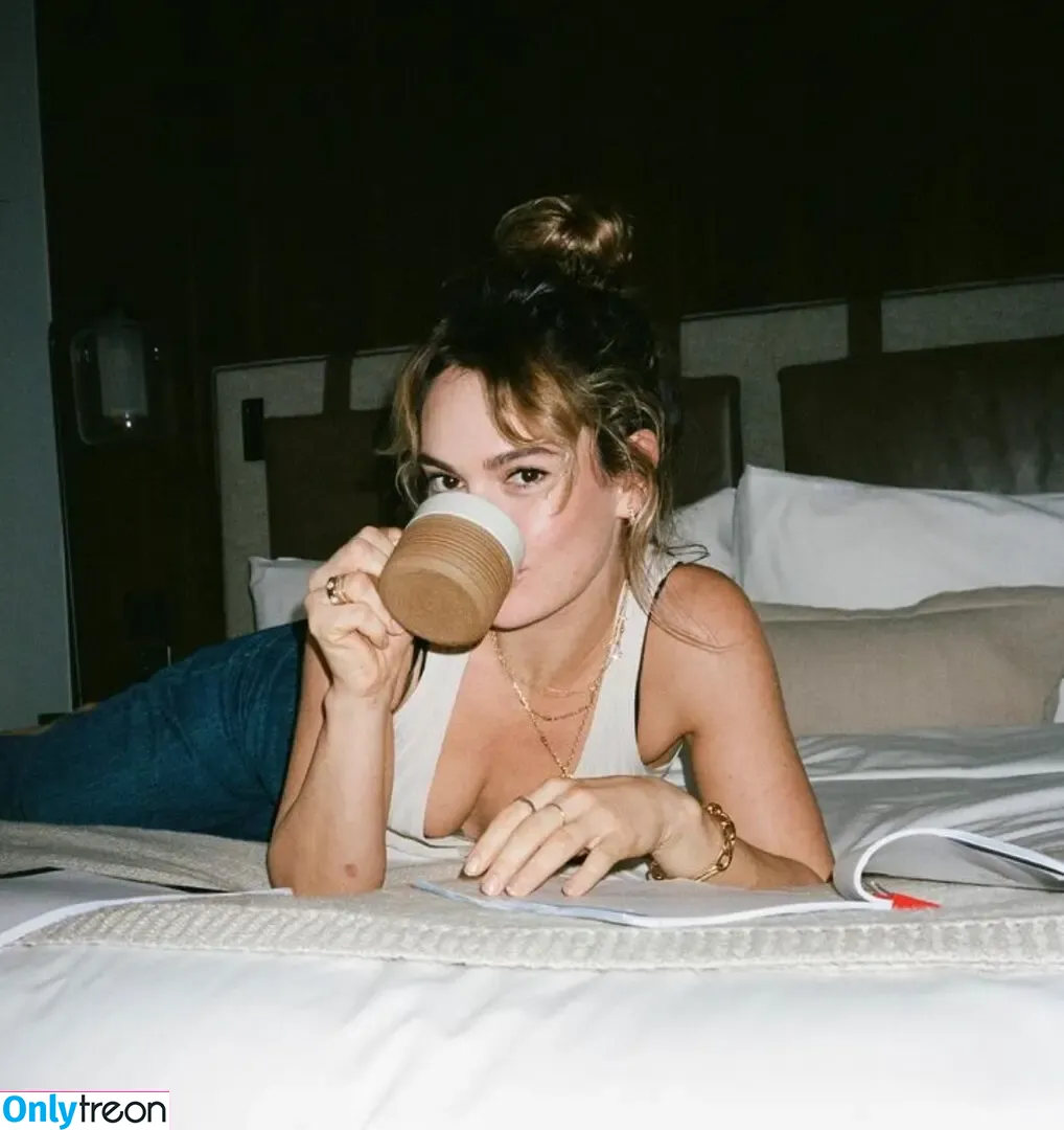 Lily James nude photo #1066 (lillyjames / lilyjamesofficial)