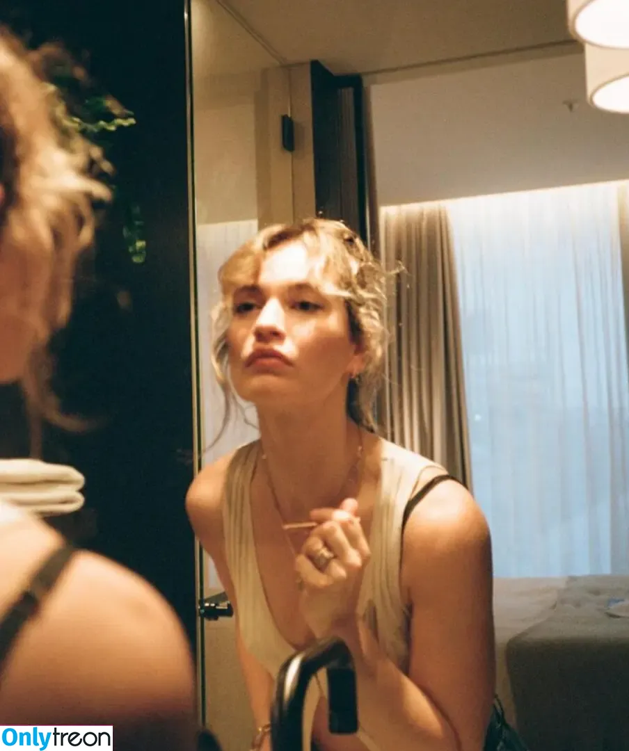 Lily James nude photo #1067 (lillyjames / lilyjamesofficial)