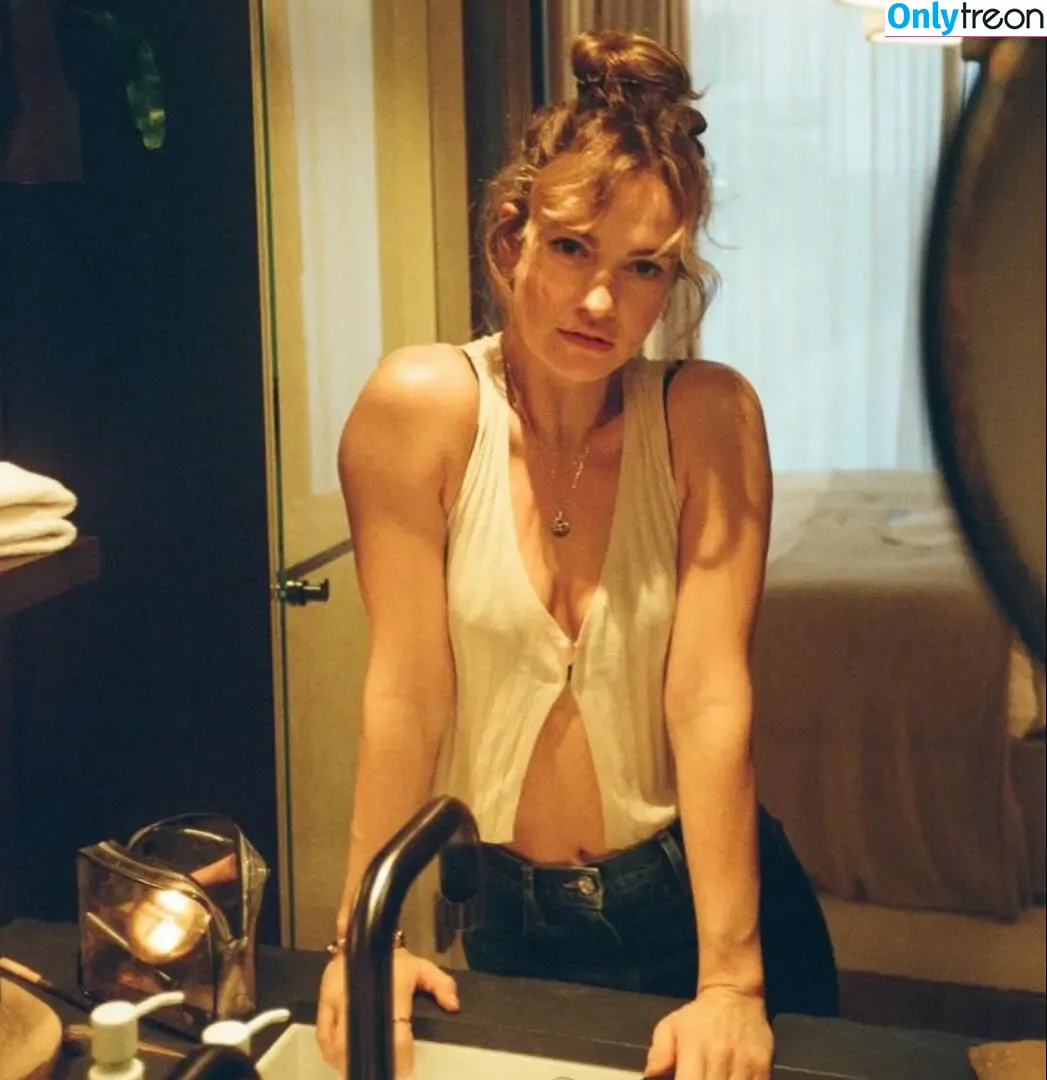Lily James nude photo #1068 (lillyjames / lilyjamesofficial)