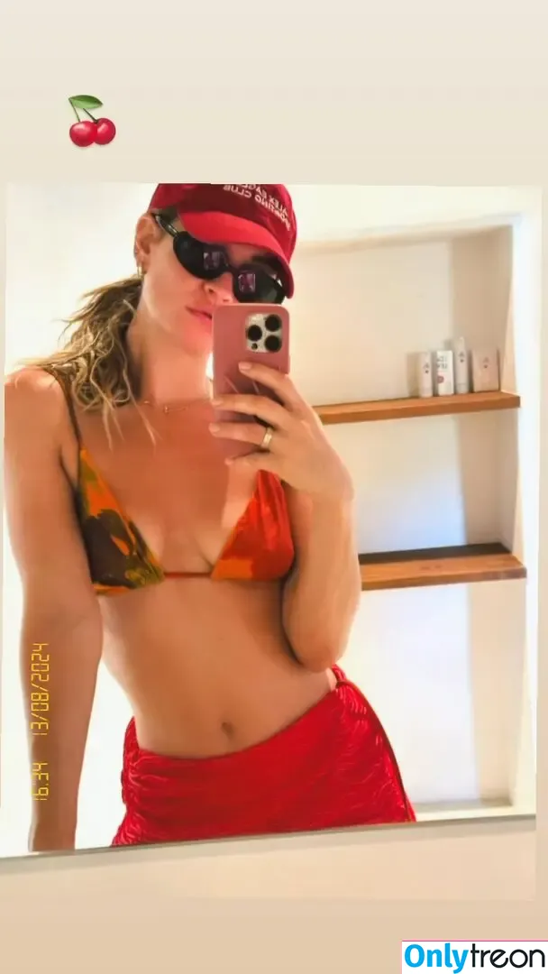 Lily James nude photo #1349 (lillyjames / lilyjamesofficial)