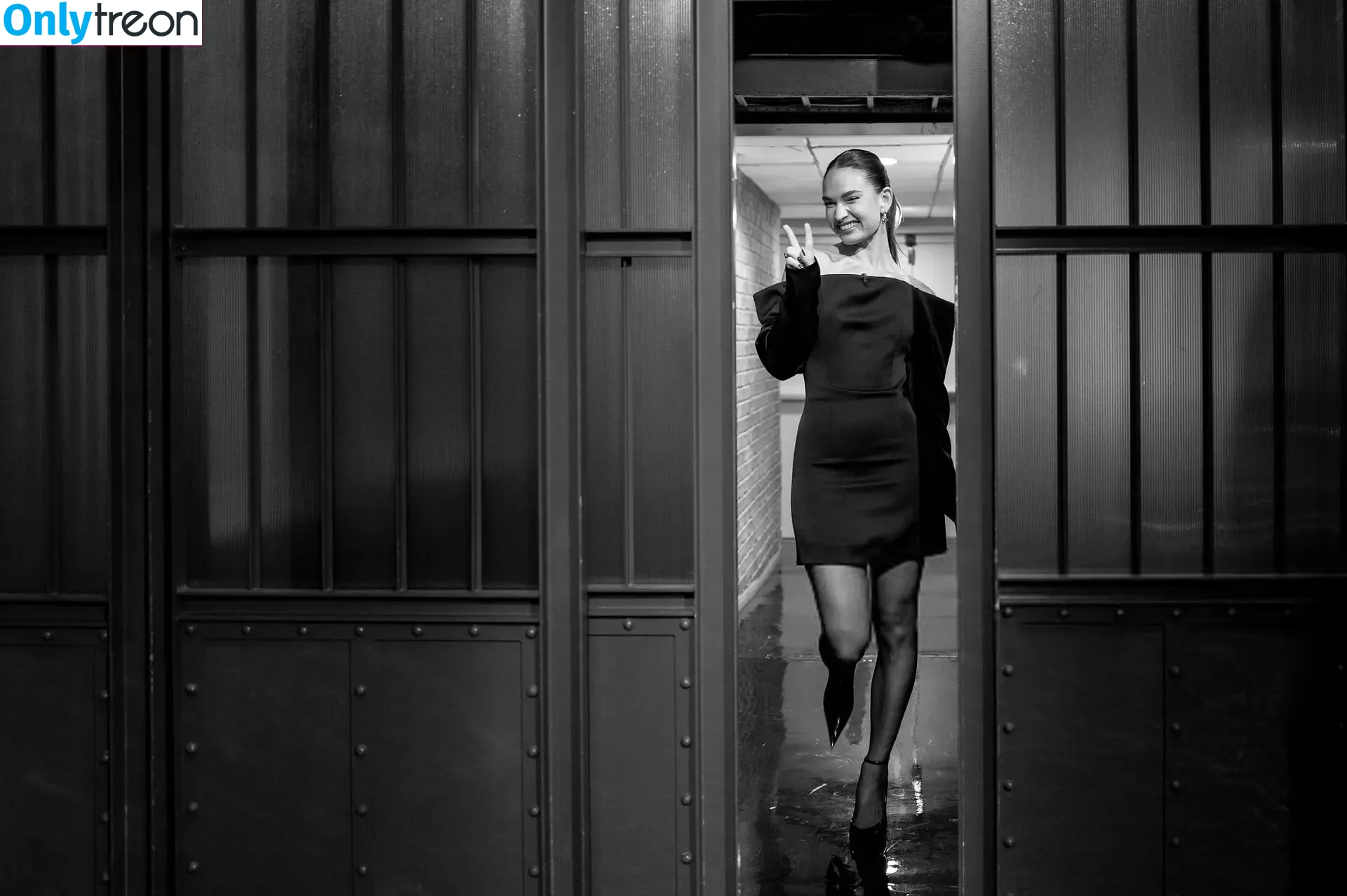 Lily James голая photo #1609 (lillyjames / lilyjamesofficial)