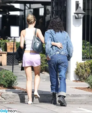 Lily-Rose Depp / Lily Rose Depp / lilyrose_depp / lilyrosemeldepp nude photo #0151