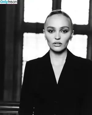 Lily-Rose Depp / Lily Rose Depp / lilyrose_depp / lilyrosemeldepp nude photo #0154
