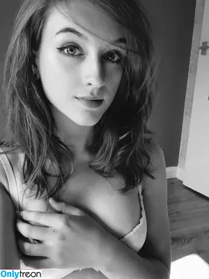 LilZelda nude photo #0015