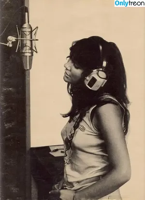 Linda Ronstadt / lindaronstadtmusic nude photo #0013