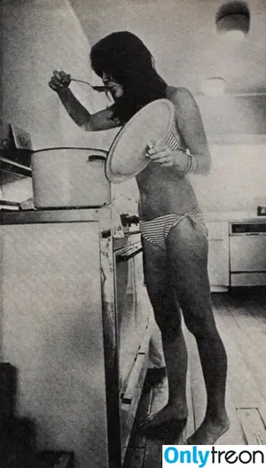 Linda Ronstadt / lindaronstadtmusic nude photo #0024