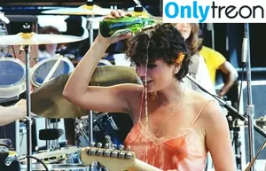 Linda Ronstadt / lindaronstadtmusic nude photo #0029