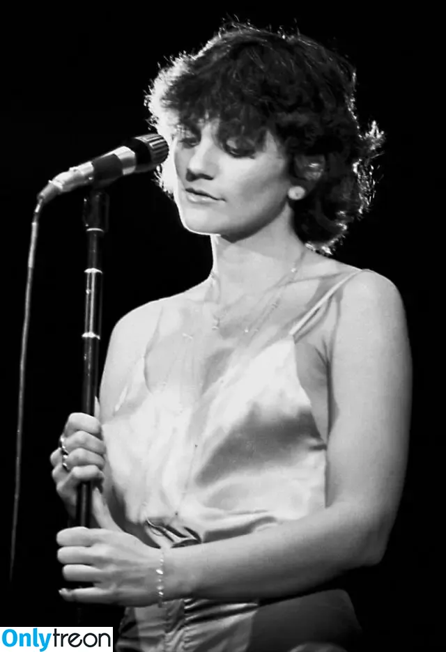 Linda Ronstadt nude photo #0037 (lindaronstadtmusic)