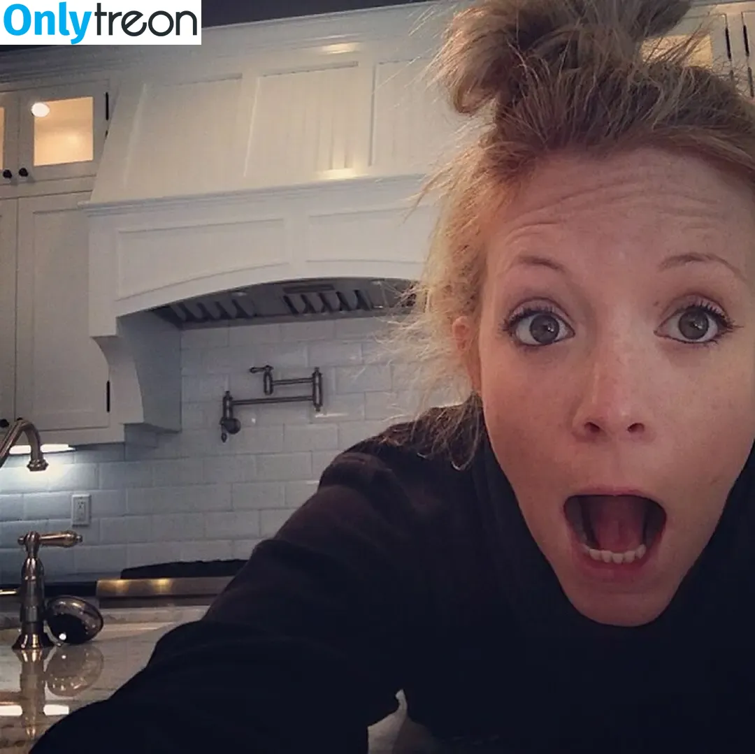 Lindsay DeFranco nude photo #0008 (linzdefranco)