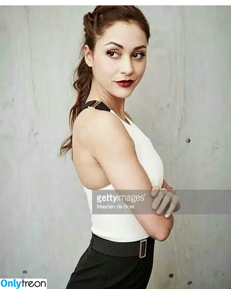 Lindsey Morgan nude photo #0073 (linzzmorgan)