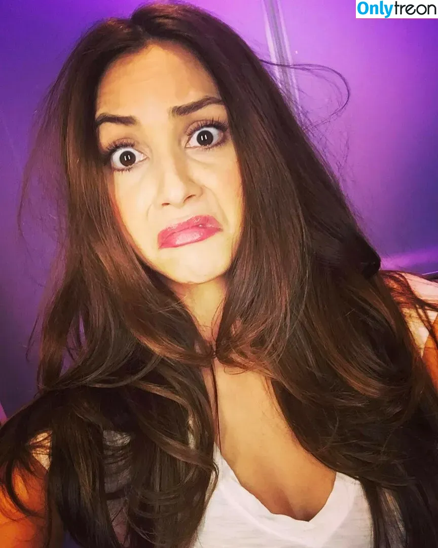 Lindsey Morgan nude photo #0088 (linzzmorgan)