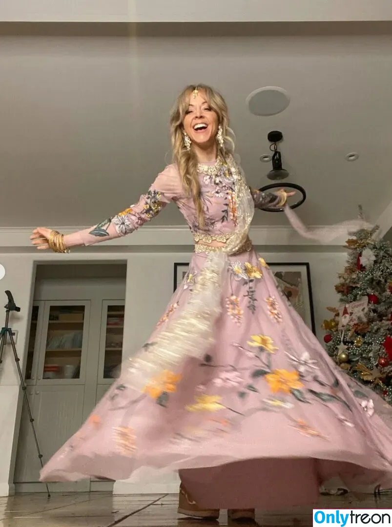 Lindsey Stirling голая photo #0094 (lindseystirling)
