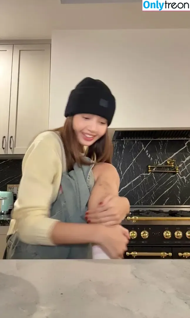 Lisa Blackpink nude photo #1563 (Lisa Blackpink)