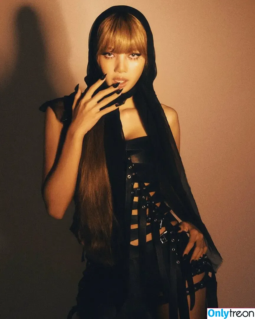 Lisa Blackpink голая photo #1644 (Lisa Blackpink)