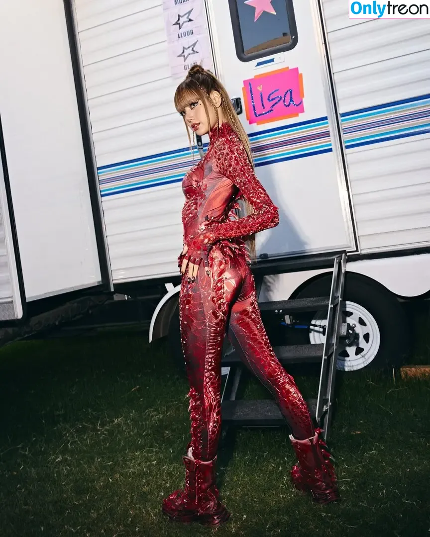 Lisa Blackpink голая photo #1932 (Lisa Blackpink)