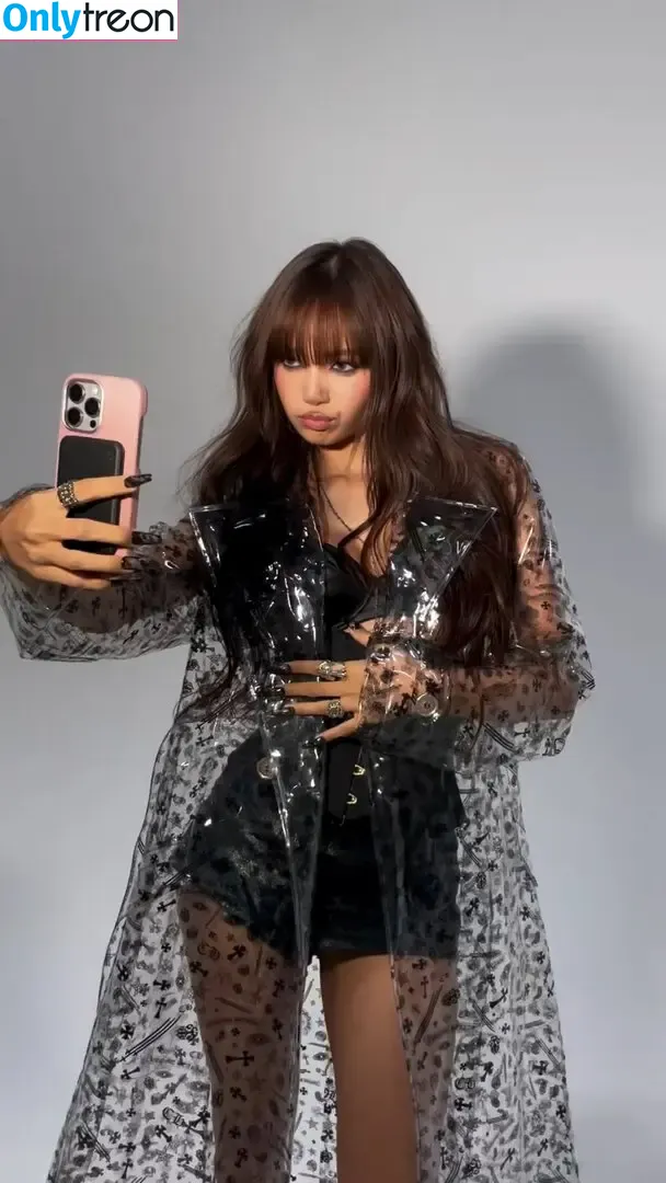 Lisa Blackpink голая photo #1948 (Lisa Blackpink)