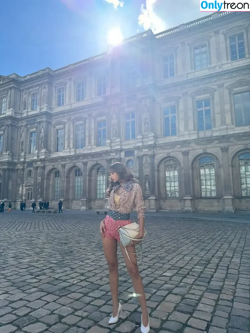 Lisa Blackpink nude photo #3022 (Lisa Blackpink)