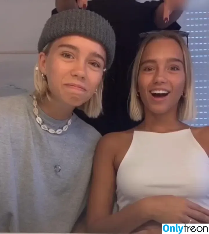 Lisa und Lena голая photo #0047 (lisaandlena)